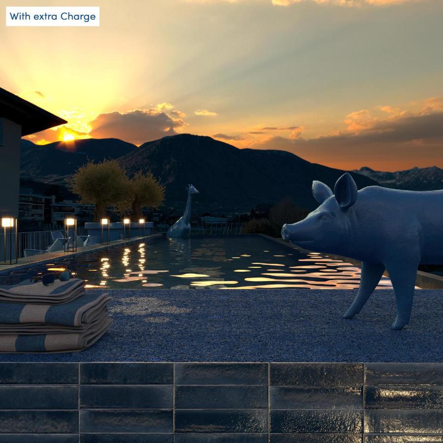 Schlosshof Charme Resort - Hotel & Camping Lana Exteriör bild