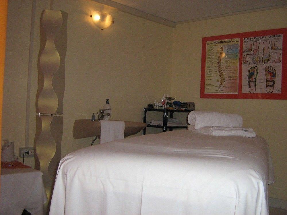 Schlosshof Charme Resort - Hotel & Camping Lana Exteriör bild