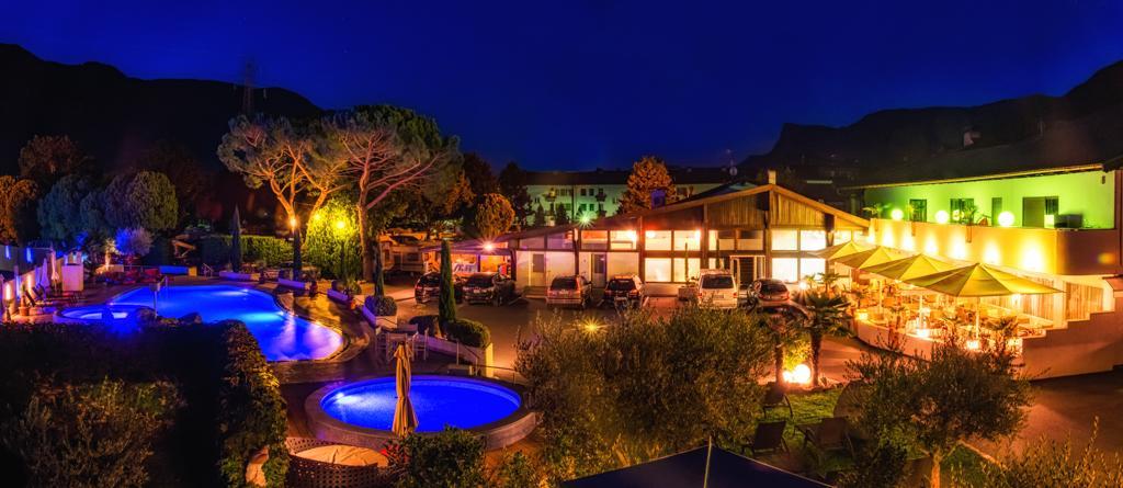 Schlosshof Charme Resort - Hotel & Camping Lana Exteriör bild
