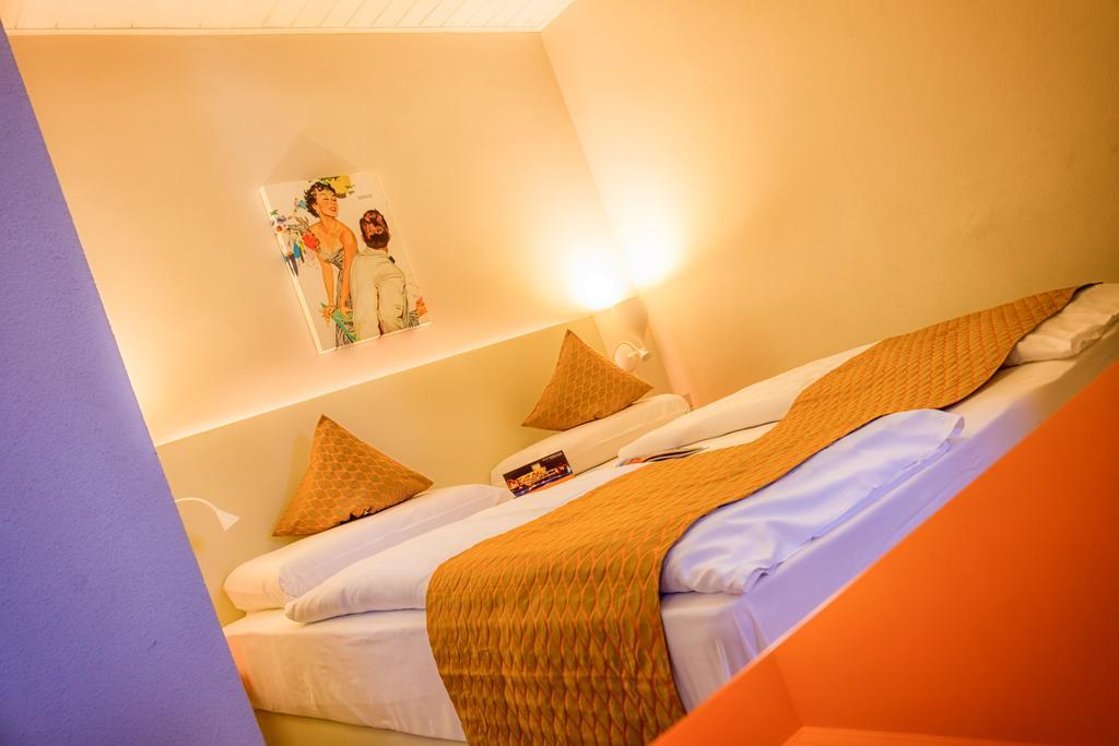 Schlosshof Charme Resort - Hotel & Camping Lana Exteriör bild