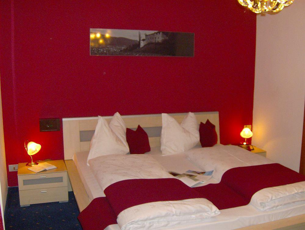 Schlosshof Charme Resort - Hotel & Camping Lana Exteriör bild