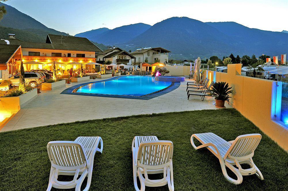 Schlosshof Charme Resort - Hotel & Camping Lana Exteriör bild